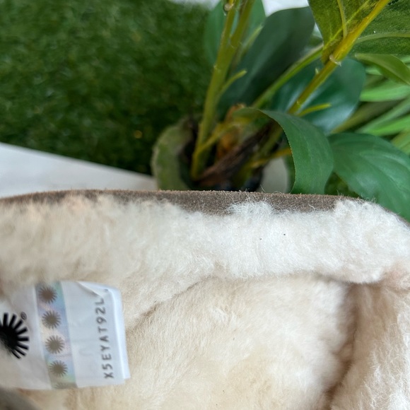 UGG Moccasins slippers color: dry leaf men’s Size 9 - Picture 6 of 10